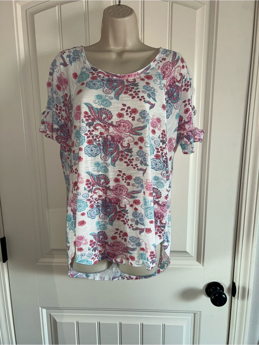 NEW Billy T Casual Scoop-Neck Floral Tee in White with Pink & Teal Sz M